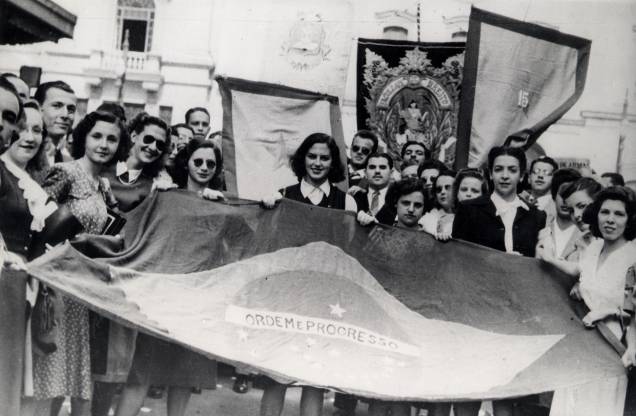 Lygia Fagundes Telles, ao centro, na passeata contra Getúlio Vargas nos anos 50 - Lygia Fagundes Telles, ao centro, na passeata contra Getúlio Vargas nos anos 50 -