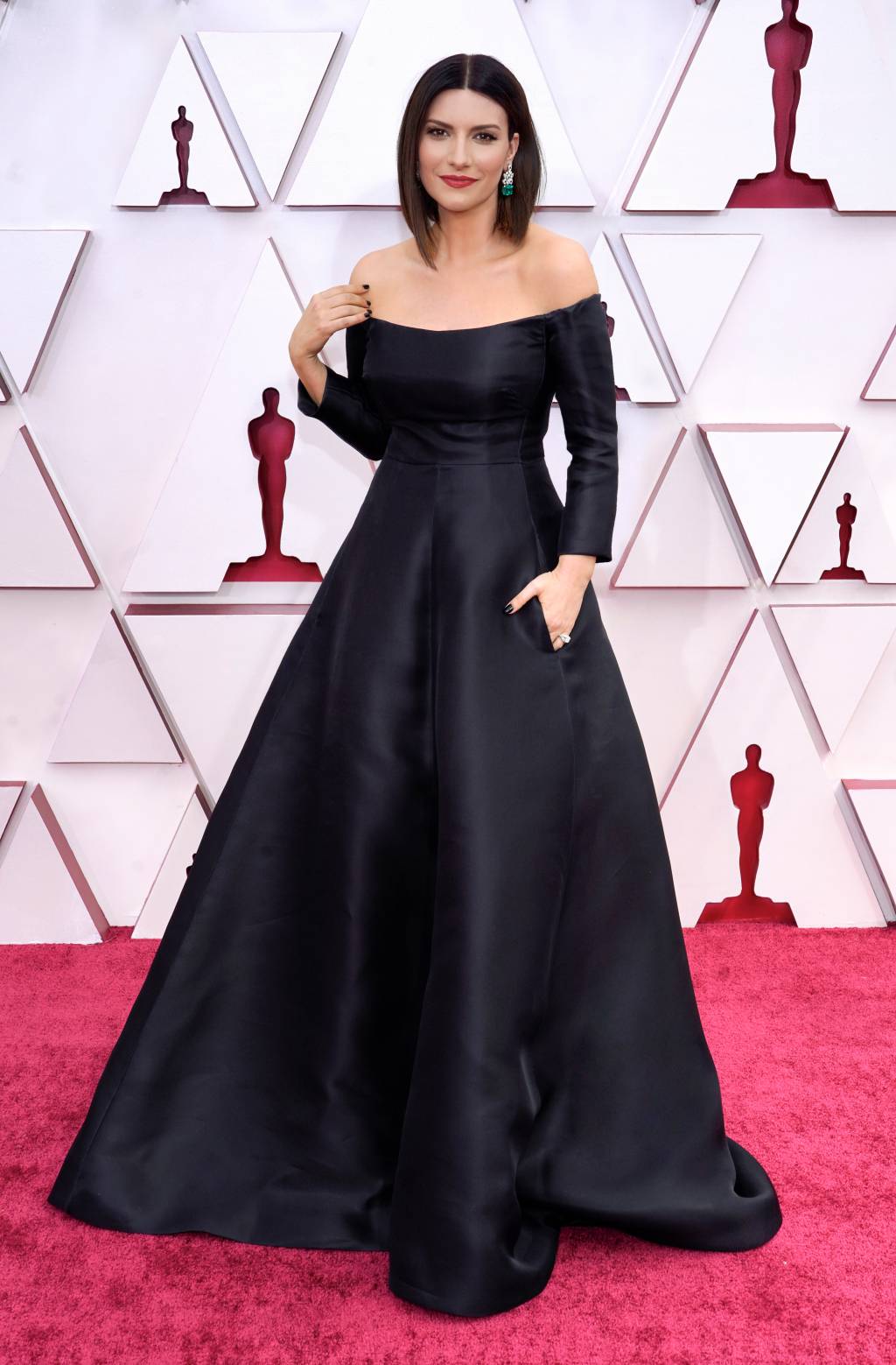 A cantora Laura Pausini no tapete vermelho do Oscar de 2021