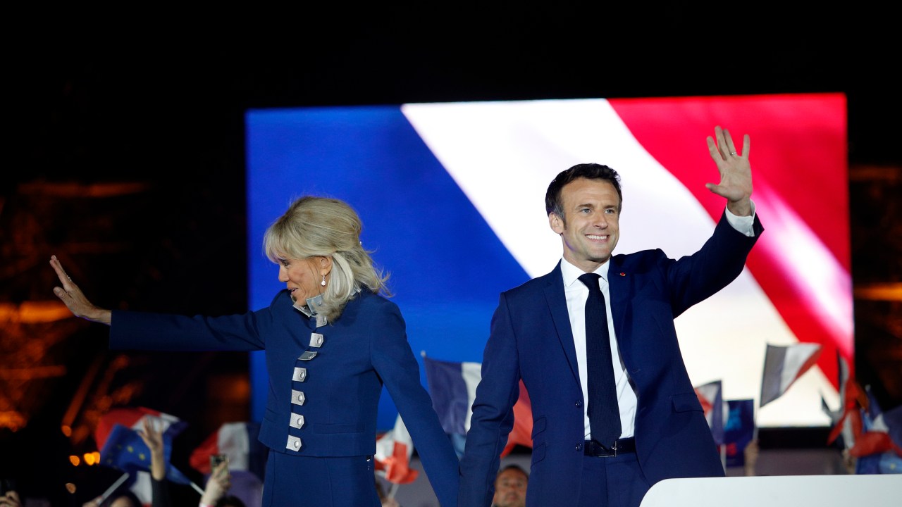 Paris (France), 24/04/2022.- French President Emmanuel Macron and his wife Brigitte Macron celebrate on the stage after winning the second round of the French presidential elections at the Champs-de-Mars after Emmanuel Macron won the second round of the French presidential elections in Paris, France, 24 April 2022. Emmanuel Macron defeated Marine Le Pen in the final round of France's presidential election, with exit polls indicating that Macron is leading with approximately 58 percent of the vote. (Elecciones, Francia) EFE/EPA/YOAN VALAT
