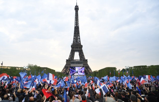 Apoiadores de Emmanuel Macron, festejam a vitória no Campo de Marte, em Paris.