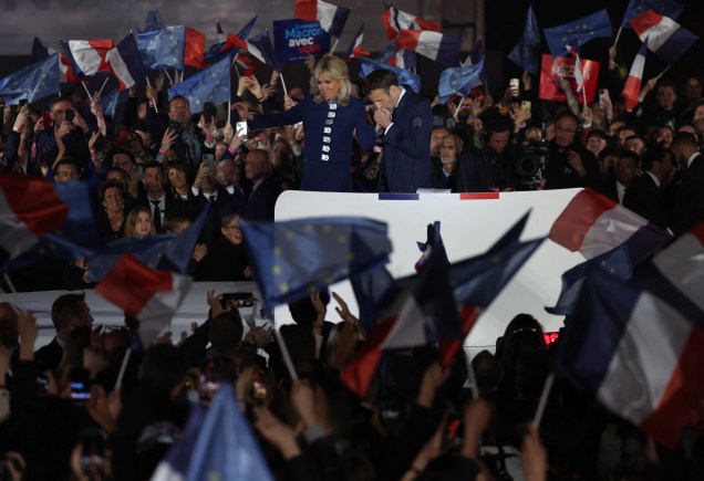O candidato `a reeleição na França, Emmanuel Macron e sua esposa, Brigitte Macron comemoram sua vitória, em Paris.