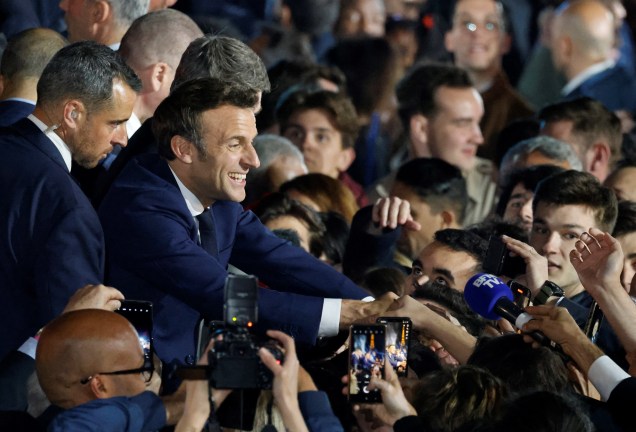 Emmanuel Macron festeja com apoiadores, sua vitória `a presidência da França, no Campo de Marte em Paris.