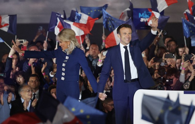 Emmanuel Macron e sua esposa, Brigitte Macron, comemoram `a vitória nas eleições francesas de 2022, no Campo de Marte, em Paris.