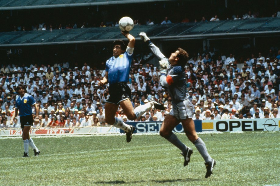 Diego Maradona marcando gol com a "Mão de Deus", derrotando o goleiro inglês Peter Shilton -
