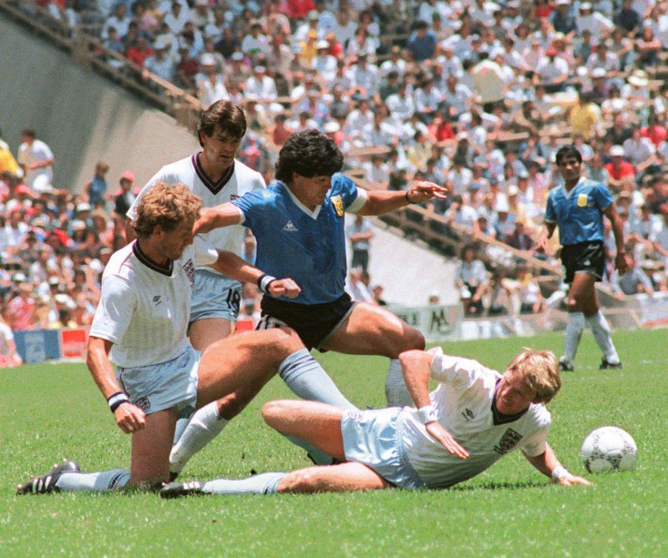 Maradona durante lance antológico que resultou em outro gol seu na partida -