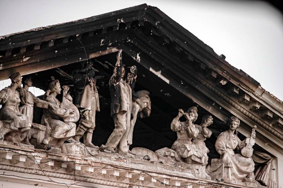 Detalhe do teatro destruído em Mariupol, Ucrânia, 12 de abril de 2022.