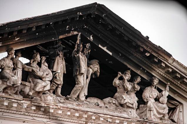 Detalhe do teatro destruído em Mariupol, Ucrânia, 12 de abril de 2022. Detalhe do teatro destruído em Mariupol, Ucrânia, 12 de abril de 2022.