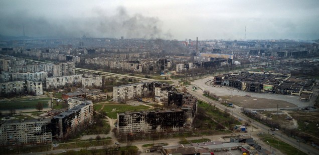 Vista aérea tirada em 12 de abril de 2022, mostra a cidade de Mariupol, durante a invasão militar da Rússia.