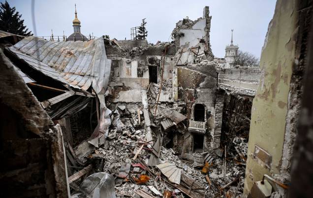 Cenas de destruição em Mariupol, após bombardeio russo, em 12 de abril de 2022.