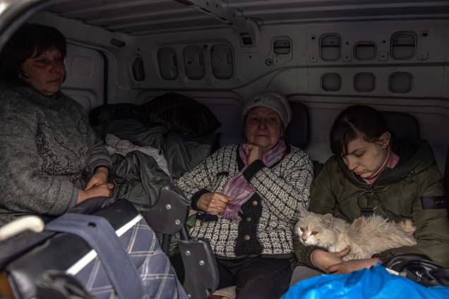 Zaporizhzhia (Ucrânia), 23/04/2022.- Pessoas sentadas em um carro, vindas de Mariupol no ponto de evacuação em Zaporizhzhia.