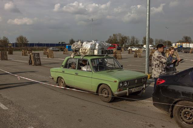 Mariupol (Ucrânia), 12/04/2022.- Refugiados deixando Mariupol pelo corredor de Goma em direção ao leste do país.