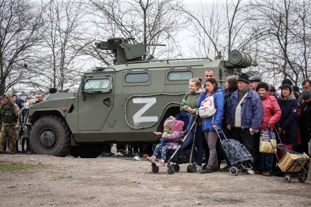 Mariupol (Ucrânia), 12/04/2022.- Refugiados `a espera de ajuda humanitária, orientados pelas tropas russas.