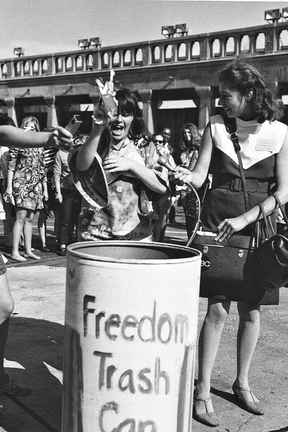 LIBERDADE - Queima de sutiãs: a luta por igualdade de gênero cresceu após chegada da pílula feminina, em 1960 -
