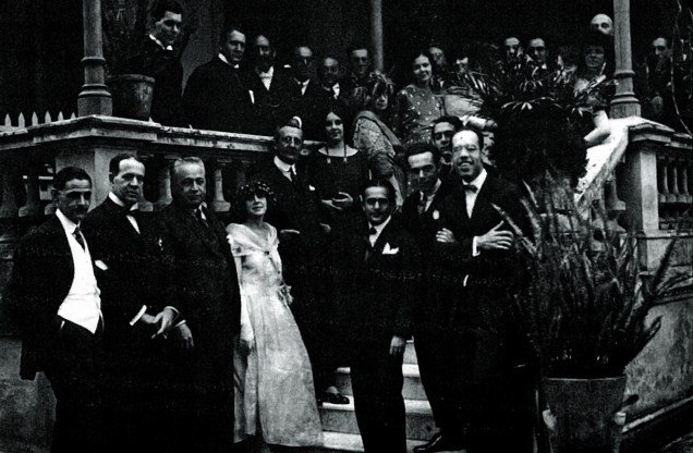 Mário de Andrade, à direita, reunido com os demais integrantes da Semana de Arte Moderna de 1922 na Villa Kyrial, Vila Mariana em São Paulo.