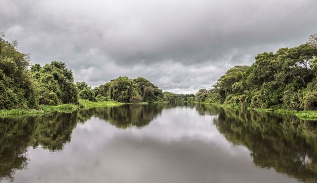 Rio Paraguai, que corta, boa parte do Pantanal e forma imensos alagados, nas cheias.