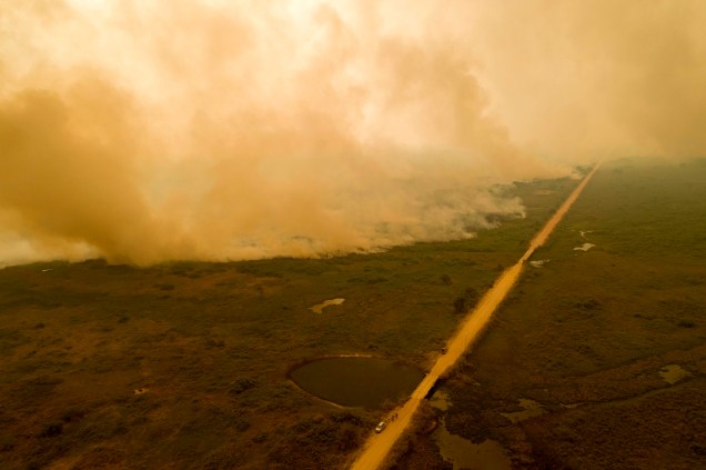 Foto aérea da Rodovia Transpantaneira, com grandes focos de incêndios no município de Poconé, Mato Grosso.