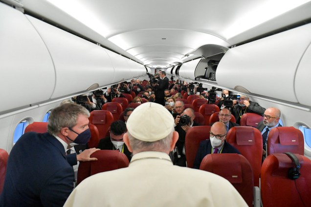 Papa Francisco falando com jornalistas a bordo do avião papal no caminho de volta de Malta para o aeroporto Fiumicino de Roma -