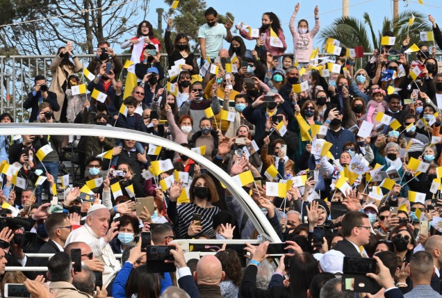 Papa Francisco chega no carro papamóvel para celebrar a missa em Floriana, Malta -
