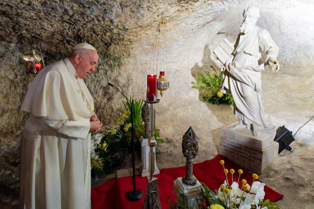 Papa Francisco rezando na Gruta de San Paolo, em Rabat, Malta -