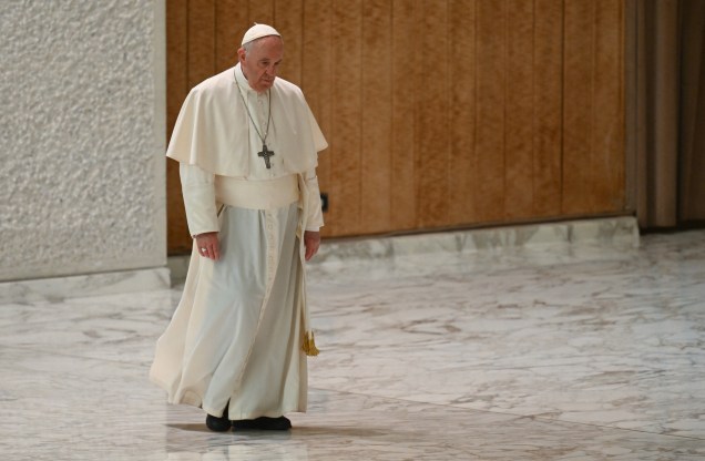 Papa Francisco chega para a cerimônia no Vaticano -