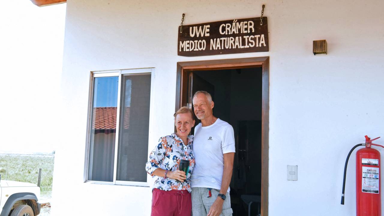 O médico alemão Uwe Cramer e sua esposa em El Paraiso Verde, em Caazapa, no Paraguai -