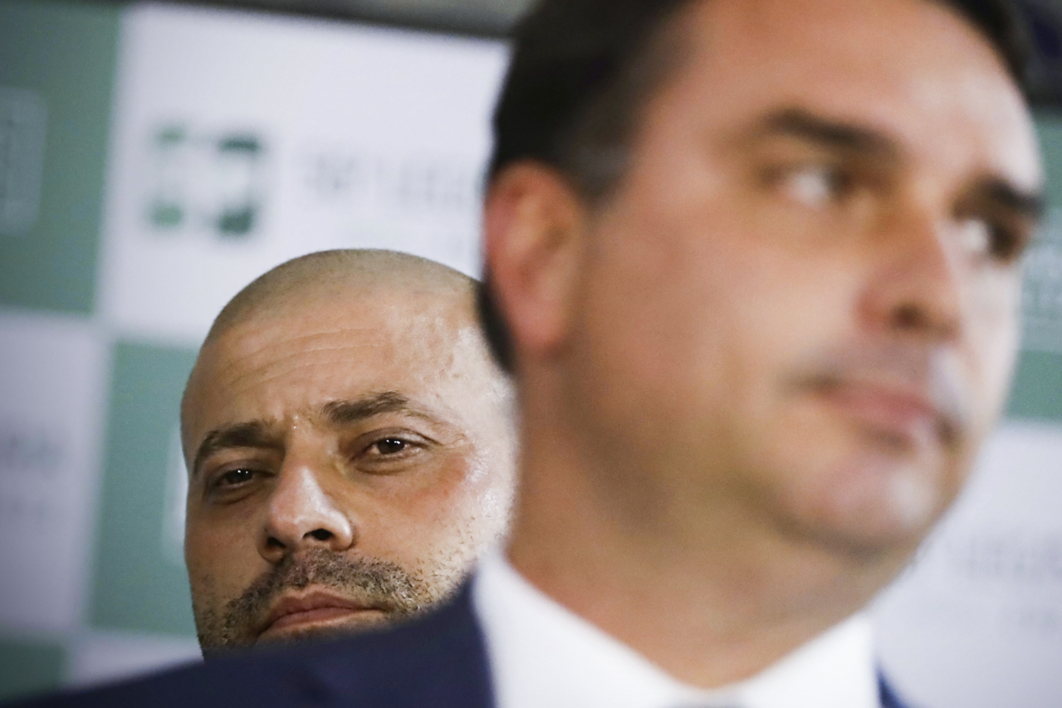 MÁRTIR - Daniel Silveira (ao fundo) e Flávio: deputado aliado do clã dominou os grupos bolsonaristas nos últimos dias -