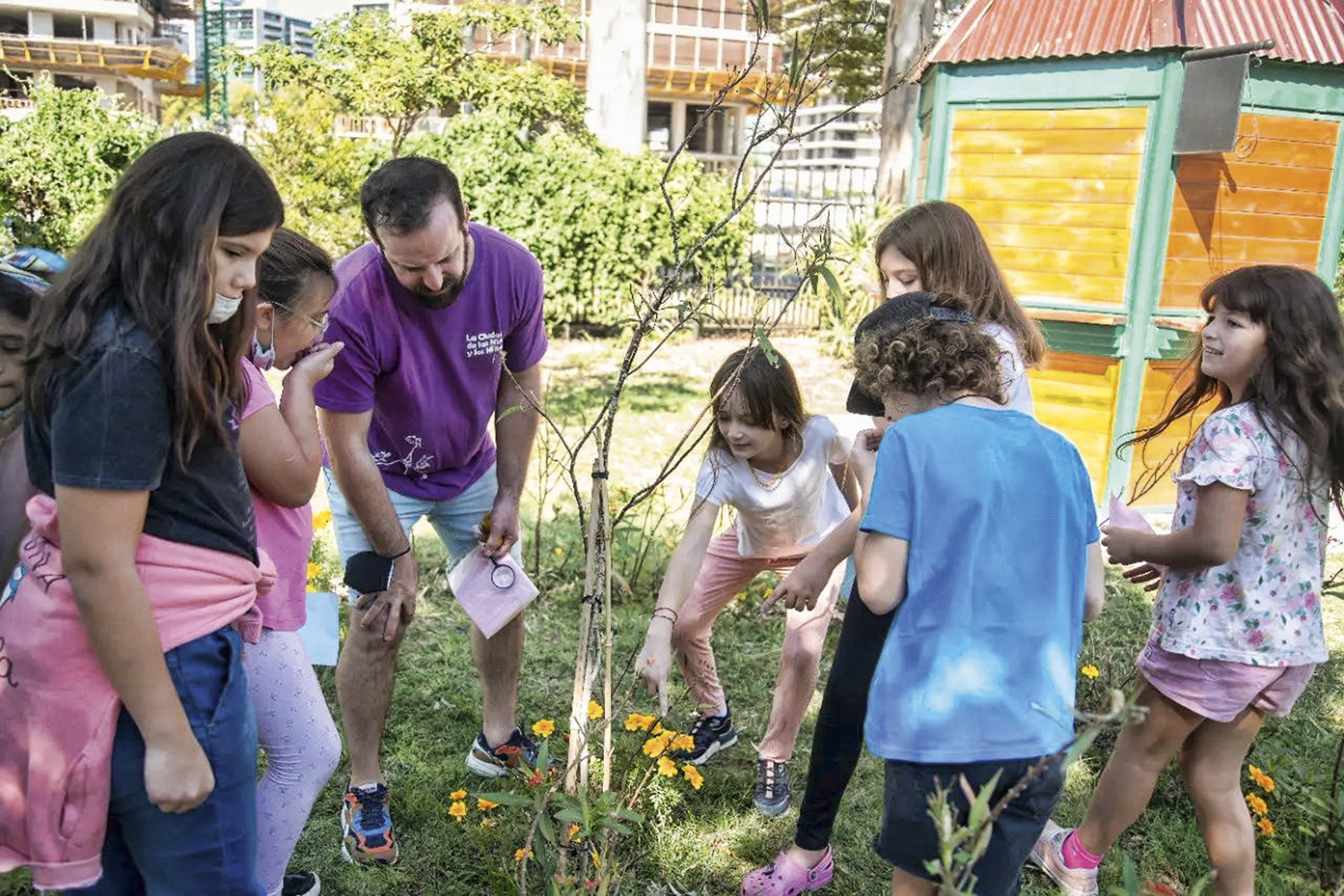HAND IN MASS - Rosario, Argentina: kids plant trees non-stop -