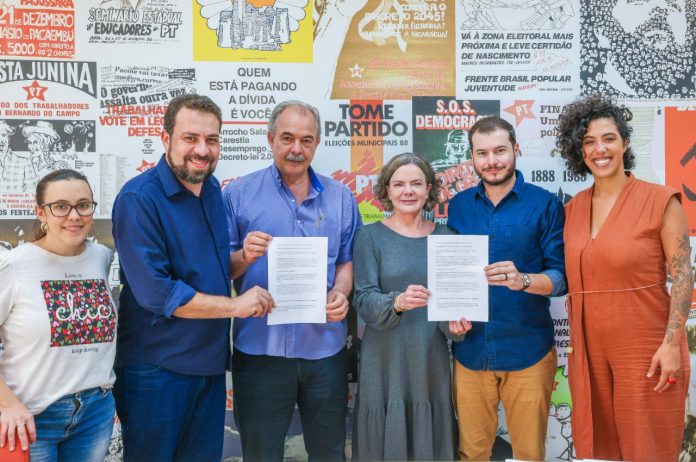 PT and PSOL leaders present a document with conditions for the formation of the alliance, during a meeting in São Paulo