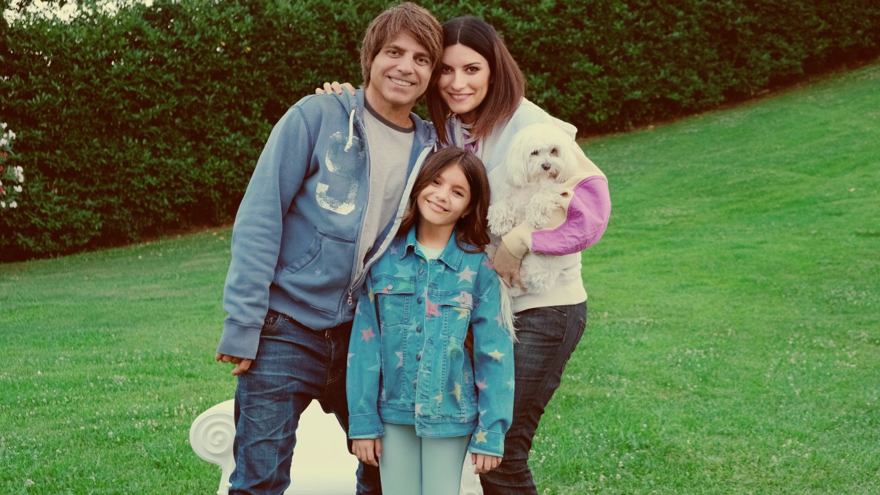 A cantora Laura Pausini com o marido Paolo e a filha Paola