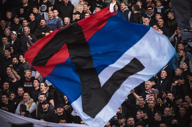 Os torcedores do Partizan agitam uma bandeira sérvia com a letra Z, em Belgrado,  16 de abril de 2022. O "Z" se tornou um símbolo de apoio à Rússia ação militar na Ucrânia.