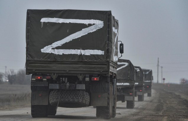 Tropas russas avançam para a Ucrânia na estrada perto de Armiansk, Crimeia, 25 de fevereiro de 2022.