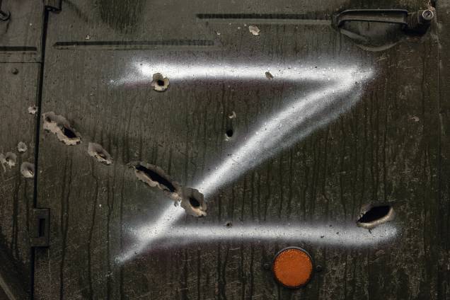A letra 'Z', símbolo da invasão russa, pintada na porta de um veículo militar russo destruído, na estação ferroviária onde as forças russas estavam estacionadas, Trostyanets na Ucrânia em 30/03/2022. A letra 'Z', símbolo da invasão russa, pintada na porta de um veículo militar russo destruído, na estação ferroviária onde as forças russas estavam estacionadas, Trostyanets na Ucrânia em 30/03/2022.