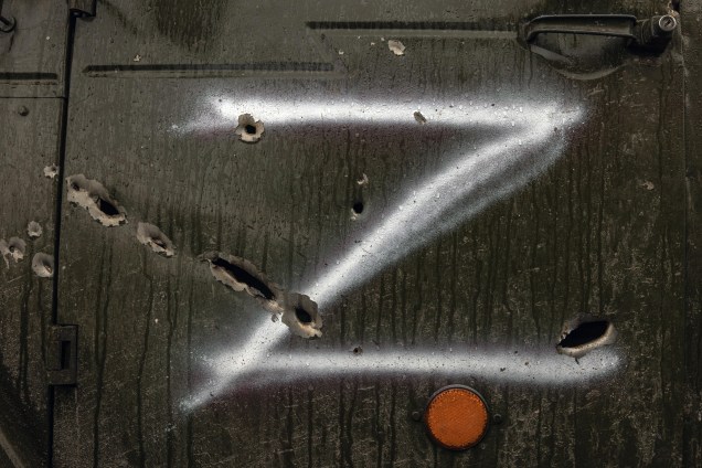 A letra 'Z', símbolo da invasão russa, pintada na porta de um veículo militar russo destruído, na estação ferroviária onde as forças russas estavam estacionadas, Trostyanets na Ucrânia em 30/03/2022.