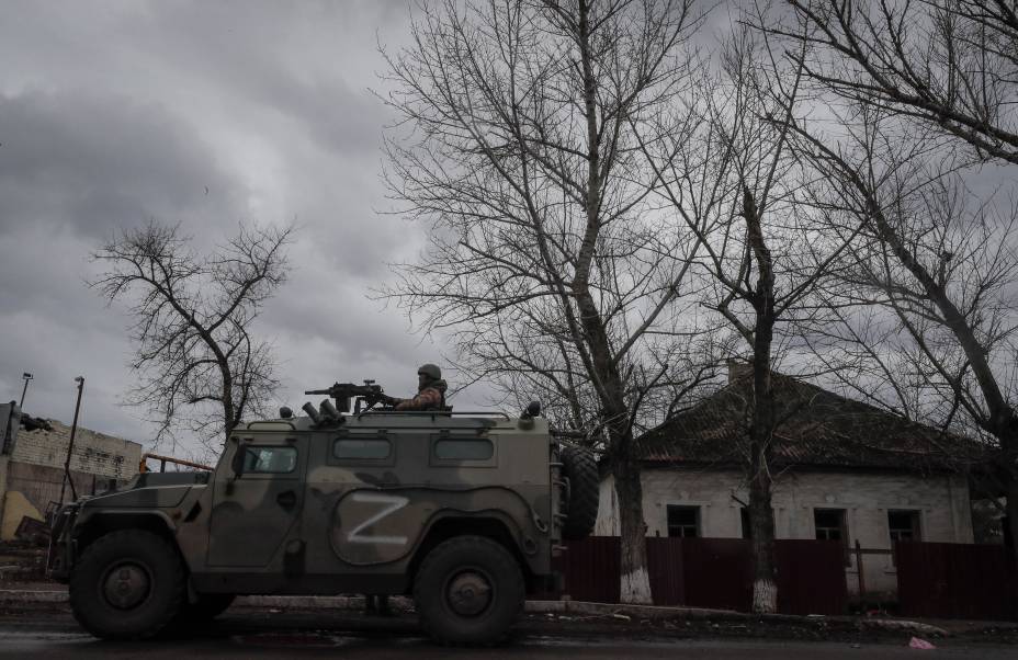 Guardas militares russos no veículo de mobilidade de infantaria na aldeia Trokhizbenka, região de Luhansk, Ucrânia, 27 de março de 2022.