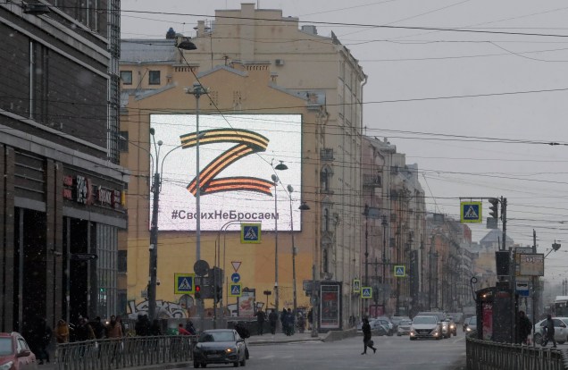 A letra Z e uma hashtag dizendo 'Nós não deixamos os nossos' na avenida Ligovsky Prospect em São Petersburgo, Rússia, 07 de março de 2022.