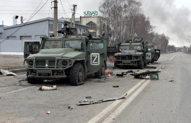 Veículos de mobilidade de infantaria russa, GAZ Tigre, destruídos após combate em Kharkiv, localizado a cerca de 50 km da fronteira ucraniana-russa, em 28 de fevereiro de 2022.
