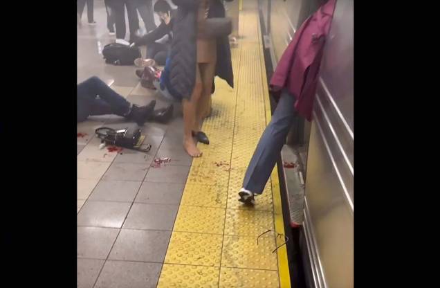 Ataque em plataforma de metrô no Brooklyn, Nova York -
