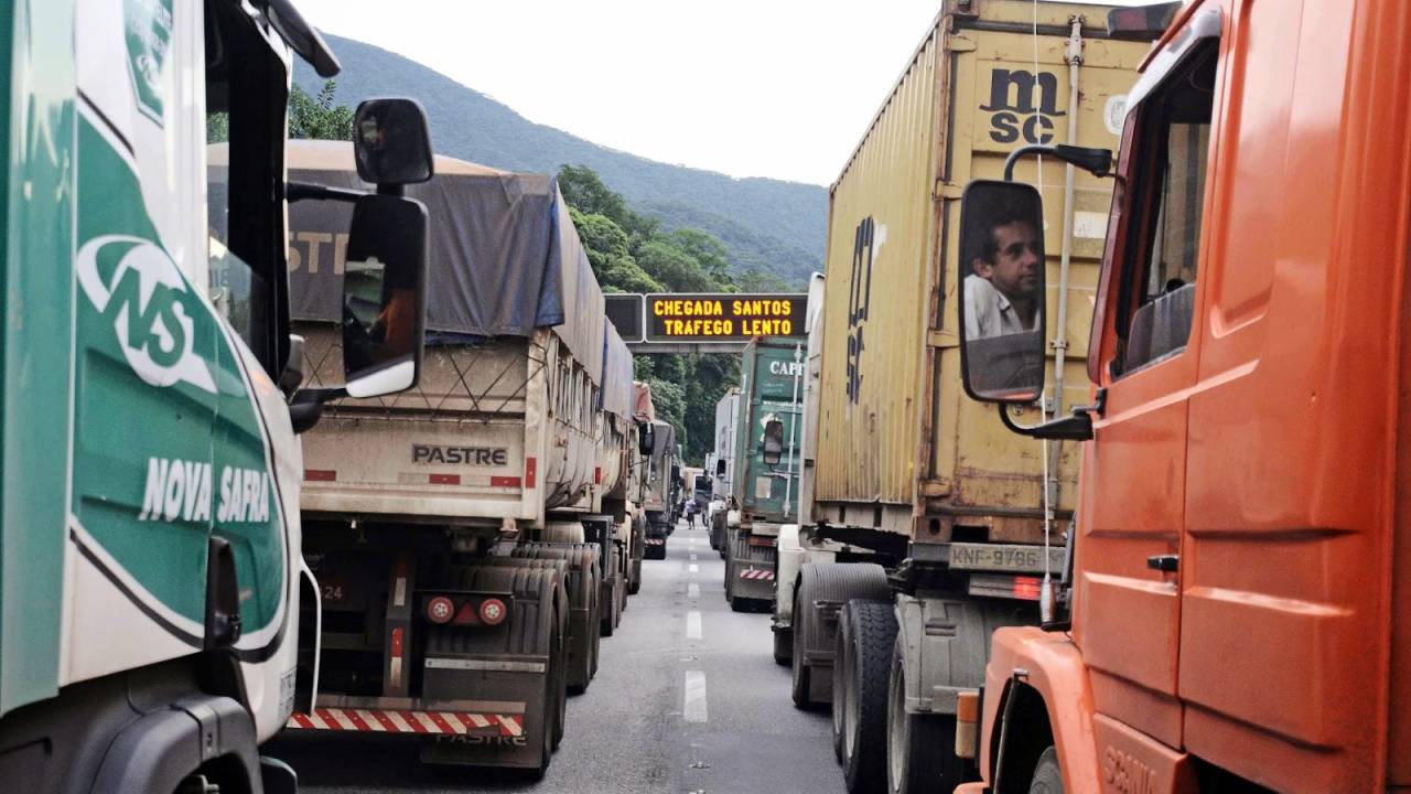 Trânsito lento na Rodovia Anchieta, em direção ao Porto de Santos.