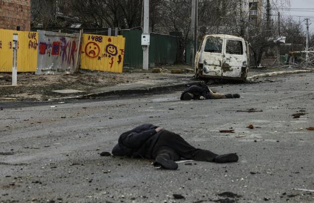 Corpos mortos pelas ruas da cidade de Bucha, na Ucrânia -