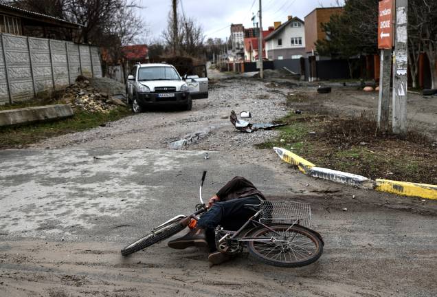 Um cadáver sobre a bicicleta em uma rua na cidade de Bucha, na Ucrânia -