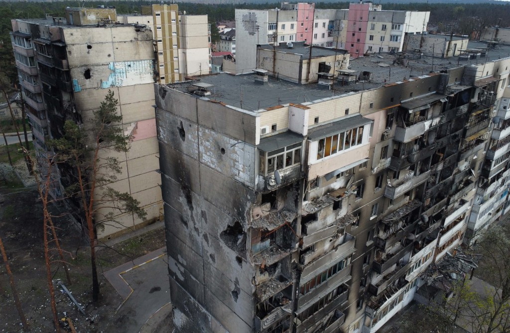 Esta fotografia aérea tirada em 24 de abril de 2022 mostra uma área residencial destruída em Irpin, a noroeste de Kiev, em meio à invasão russa da Ucrânia