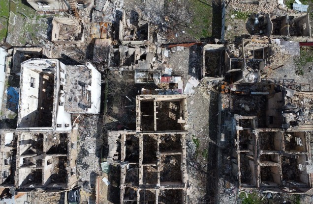 Fotografia aérea tirada em 24 de abril de 2022, mostra uma área residencial destruída em Irpin, a noroeste de Kiev, em meio à invasão russa na Ucrânia.