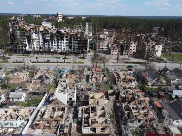 Fotografia aérea tirada em 24 de abril de 2022, mostra uma área residencial destruída em Irpin, a noroeste de Kiev, em meio à invasão russa da Ucrânia.