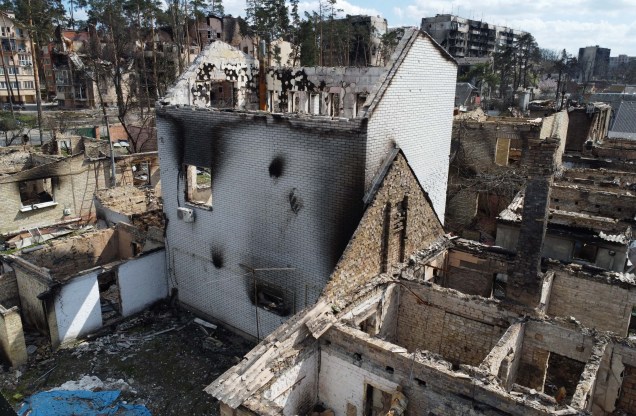 Vista aérea de 24 de abril de 2022, mostra uma área residencial destruída em Irpin, `a noroeste de Kiev, em meio à invasão russa da Ucrânia. 