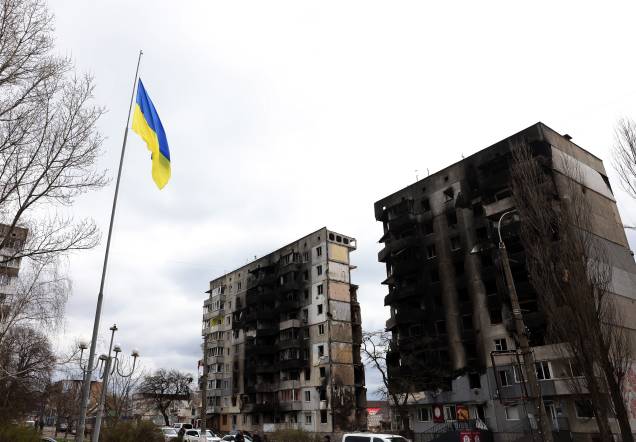 Edifícios danificados enquanto o presidente do Conselho Europeu Michel faz uma visita a Borodyanka, Ucrânia, 20 de abril de 2022. -