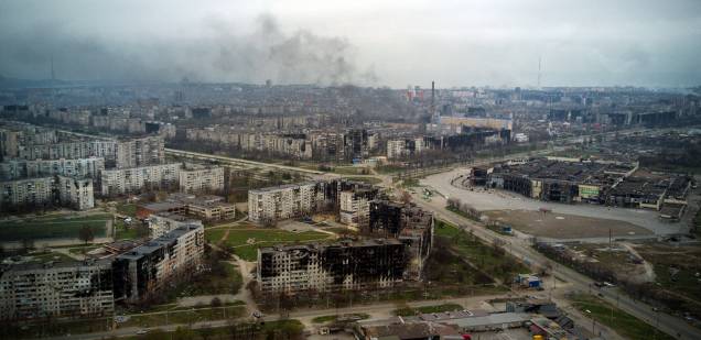 Uma vista aérea tirada em 12 de abril de 2022 mostra a cidade de Mariupol, durante a invasão militar da Rússia lançada na Ucrânia. -