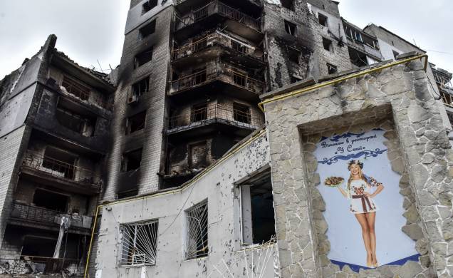 Bloco de apartamentos destruídos na rua central da cidade de Borodyanka, perto de Kiev -