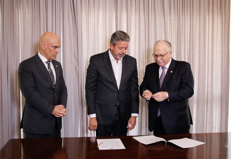 Moraes, Lira e Fachin assinam termo de cooperação contra fake news nas eleições de 2022.
