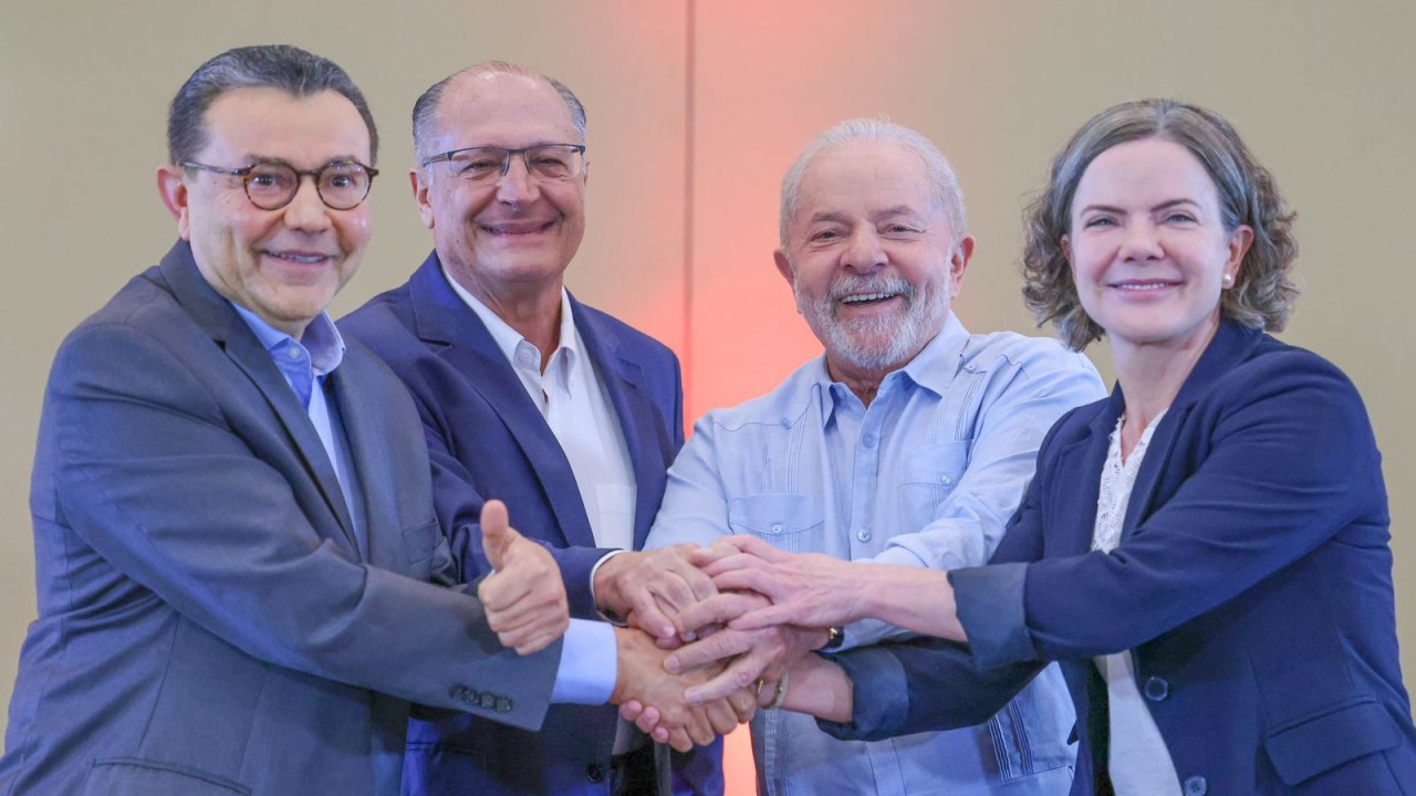 Os presidentes do PSB e PT, Carlos Siqueira e Gleisi Hoffmann, o ex-governador de São Paulo Geraldo Alckmin (PSB) e o ex-presidente Lula (PT)