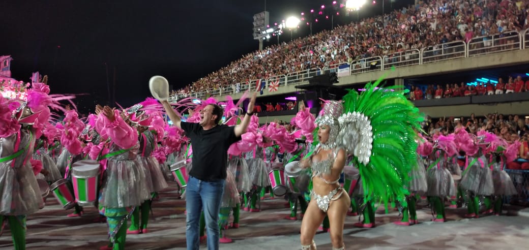 O prefeito Eduardo Paes caiu no samba no desfile da Mangueira nesta sexta, 22.